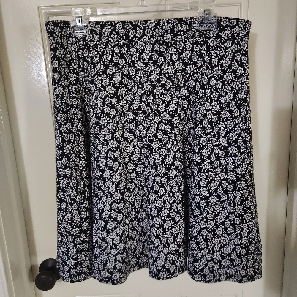 Very cute Boden size 10R skirt.  Excellent used condition.